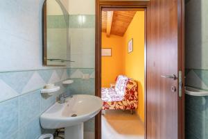een badkamer met een wastafel en een spiegel bij Villa Salvo in Pachino