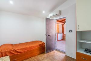 - une chambre avec un lit et une porte coulissante dans l'établissement Villa Salvo, à Pachino