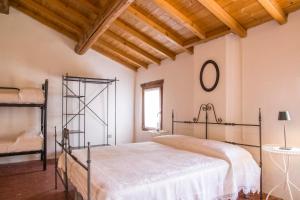 1 dormitorio con 1 cama en una habitación con techos de madera en Agriturismo Corte Galvagnina, en Cesole