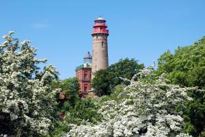 un faro en la cima de una colina con árboles en Ferienwohnung Patzig auf Rügen, en Patzig