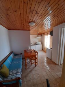 - un salon avec un canapé bleu et une table dans l'établissement Pension Selenti, à Tinos