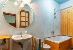 A bathroom at la porta di destra