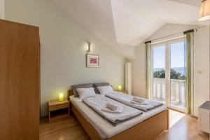 Säng eller sängar i ett rum på Apartments Jelavic Bol