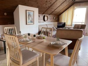 einen Esstisch und Stühle im Wohnzimmer in der Unterkunft Apartments Franc in Bled