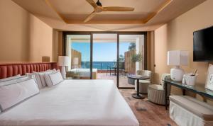 sypialnia z łóżkiem i widokiem na ocean w obiekcie El Fuerte Marbella w Marbelli