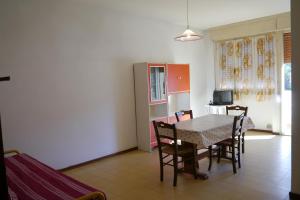cocina y comedor con mesa y sillas en Appartamenti Tropici en Lido delle Nazioni