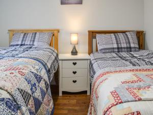 two beds sitting next to each other in a bedroom at Lapwing Lodge in New Hunstanton