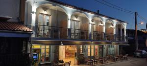ein Gebäude mit einem Balkon mit Tischen und Stühlen in der Unterkunft Hotel Ilion in Petra