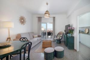 Posezení v ubytování Costa Beach Apartment by The Portuguese Butler + 24 fotografií