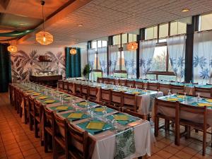TurenneにあるKamea Club La Gironieの長いテーブルと椅子が備わる大宴会場