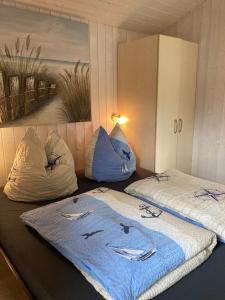 dos camas sentadas una al lado de la otra en una habitación en Kapitänshus-Strandpark 24 en Grömitz