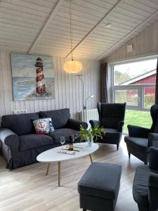 uma sala de estar com um sofá e uma mesa em Kapitänshus-Strandpark 24 em Grömitz