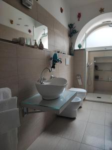 een badkamer met een wastafel en een toilet bij Amalfi Small Wonder Tiny Town House in Amalfi