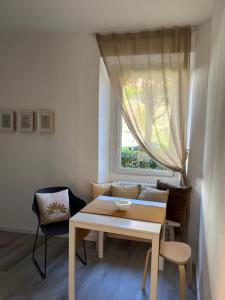 tavolo e sedie in una stanza con finestra di Casa ToBé a Menaggio