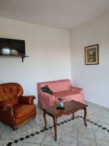 sala de estar con sofá y mesa de centro en Appartamento con giardino, en Pomarance