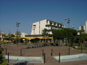 un edificio con una cancha de baloncesto en un aparcamiento en Appartamenti Tropici, en Lido delle Nazioni