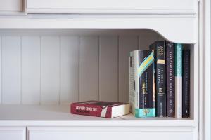 エリセイラにあるEriceira Center Sea View Apartment Iの棚本