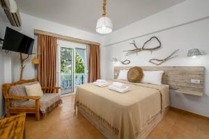 Кровать или кровати в номере Afroditi Superior Apartments