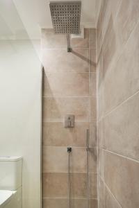 エリセイラにあるEriceira Center Sea View Apartment Iの浴室のガラス扉付きシャワー +30枚の写真