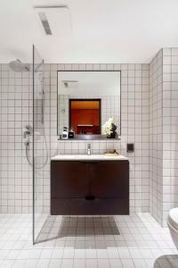 Vannituba majutusasutuses base-Beijing Wangfujing Serviced Apartment- in Hutong &Bike rental &Close to Forbidden City, Tian'anmen Square &Subway nearby &Free coffee &Washing machine,Kitchen &Restaurant discount &English speaking &High speed free WiFi
