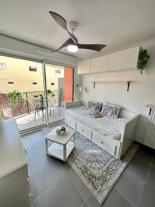 - un salon avec un lit et un ventilateur de plafond dans l'établissement Charmant Studio à proximité du Port de Nice, à Nice