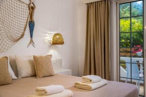 Кровать или кровати в номере Afroditi Superior Apartments