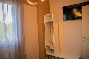 łazienka z białą szafką i oknem w obiekcie JuKeBoX Suite 2 BEDROOMS - BIG BALCONY w Salonikach +37 zdjęć