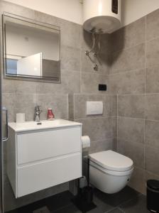 bagno con servizi igienici, lavandino e specchio di Apartman ANI a Fiume (Rijeka)