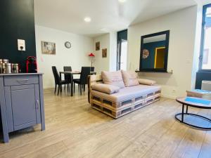 salon z kanapą i stołem w obiekcie LE CÔTÉ COUR w mieście Rodez +3 zdjęcia