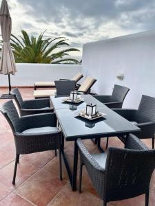 een groep tafels en stoelen op een patio bij Apartamento Dhanvantari en Adeje Paradise in Playa Paraiso