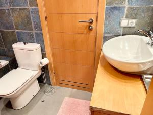 a bathroom with a toilet and a sink at Apartamento Dhanvantari en Adeje Paradise in Playa Paraiso
