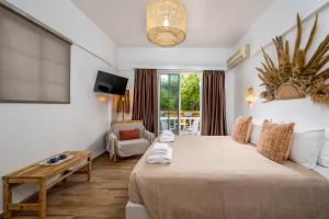Кровать или кровати в номере Afroditi Superior Apartments