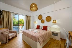 Кровать или кровати в номере Afroditi Superior Apartments