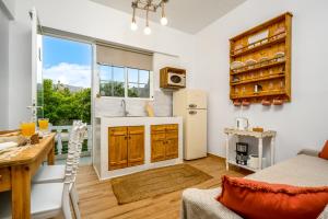 Кухня или мини-кухня в Afroditi Superior Apartments
