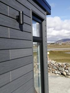 een deur naar een gebouw met een raam bij Donegal Luxury Pods in Gweedore