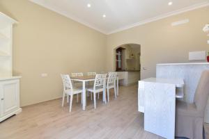 - une cuisine et une salle à manger avec une table et des chaises dans l'établissement Relais Milò, à Agerola