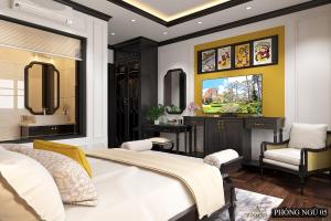 - une chambre avec un lit et une télévision dans l'établissement Moma Paris Hotel Ninh Bình, à Ninh Binh