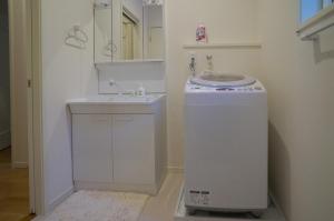 ein Badezimmer mit einem Waschbecken und einer Waschmaschine in der Unterkunft Cat's Villa Hakuba 4- Vacation STAY 82229 in Hakuba