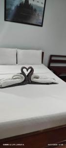 un letto decorato con cigno in una camera da letto di DUCK INN AND RESTAURANT a Manila