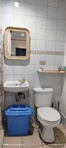 マニラにあるDUCK INN AND RESTAURANTのバスルーム(トイレ、洗面台、鏡付)