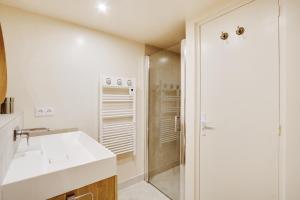 Ένα μπάνιο στο Pick A Flat's Apartment on l'Ile de la Cité - Quai de L'Horloge