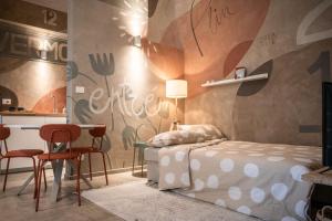 - une chambre avec un lit, une table et des chaises dans l'établissement Loft B, à Turin
