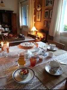 una mesa con un pastel y platos de comida. en Le Cerisier en Mareil-Marly