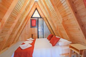 - une chambre avec un lit dans une cabane en bois dans l'établissement Atli Bungalow, à Fethiye