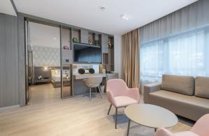 A television and/or entertainment centre at Grand Plaza Hotel & Wellness