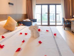 Rúm í herbergi á Huanyu Jun Hui Hotel
