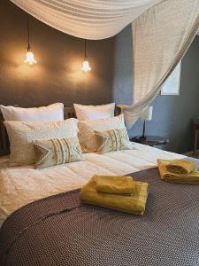 Posteľ alebo postele v izbe v ubytovaní La demeure des poètes chambres d'hôtes