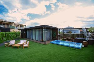 a backyard with a swimming pool and a house at אחוזת קאלו - בריכה פרטית in Had Nes