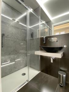 uma casa de banho com um chuveiro e uma porta de vidro em Casa Granatelli em Palermo