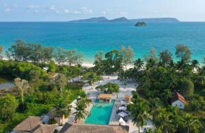 uma vista aérea de um resort com piscina e praia em BeachWalk Koh Rong em Koh Rong Island